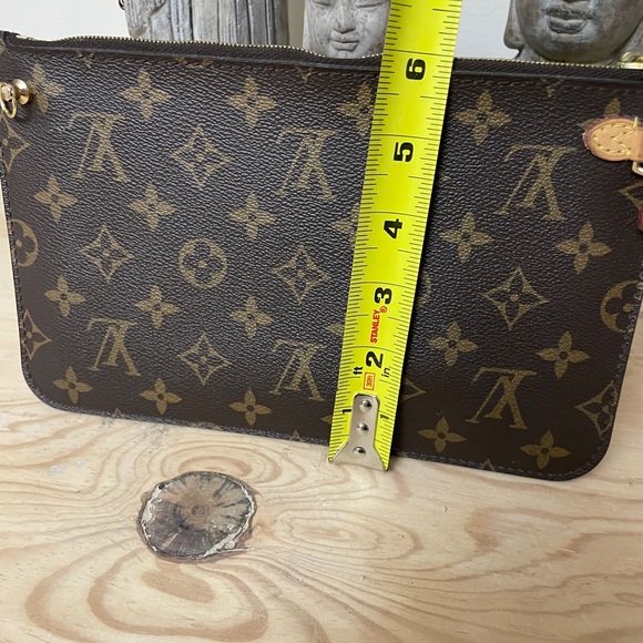 Louis Vuitton Neverfull pouch, wristlet - Picture 5 of 10